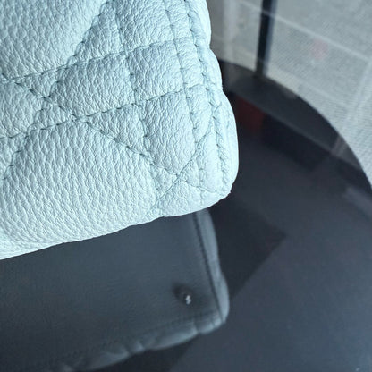 Dior Lady Caviar moyen - Cuir de veau grainé Cannage Blanc glacier Bleu glacier Quincaillerie argentée