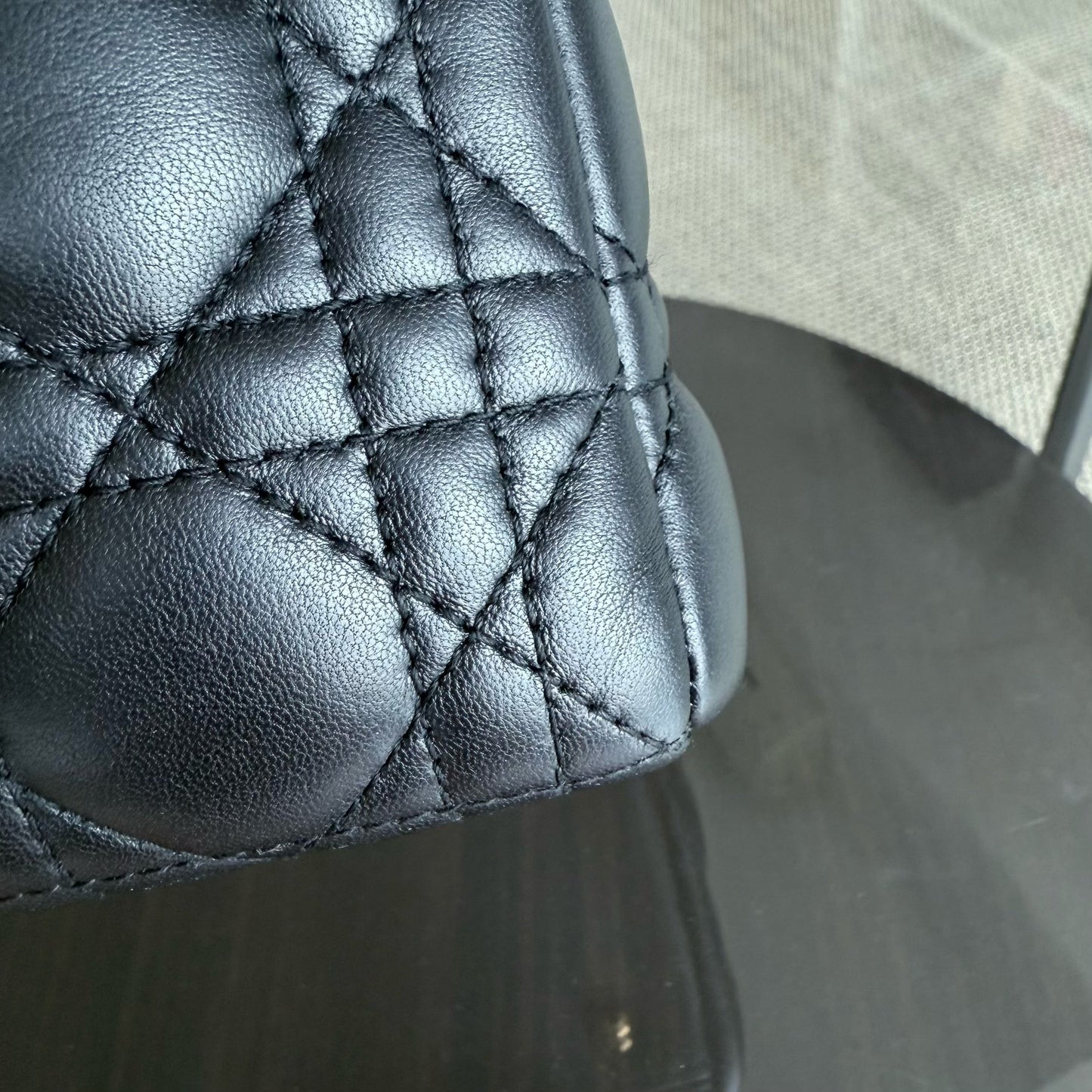 Lady Moyen - Cuir d'agneau Canange noir et accessoires dorés — Kovancy