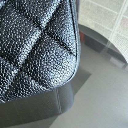 Sac à rabat saisonnier Chanel - Médaillon matelassé Caviar Soul Black Caviar Gold Hardware Microchip