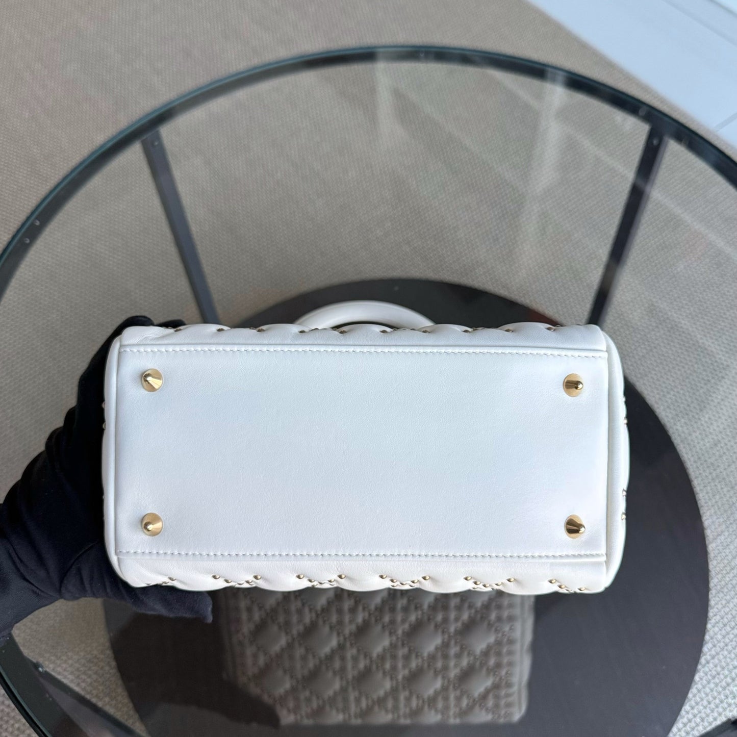 Lady Moyen - Version zippée en cuir de veau Cannage clouté avec quincaillerie en or blanc — Kovancy
