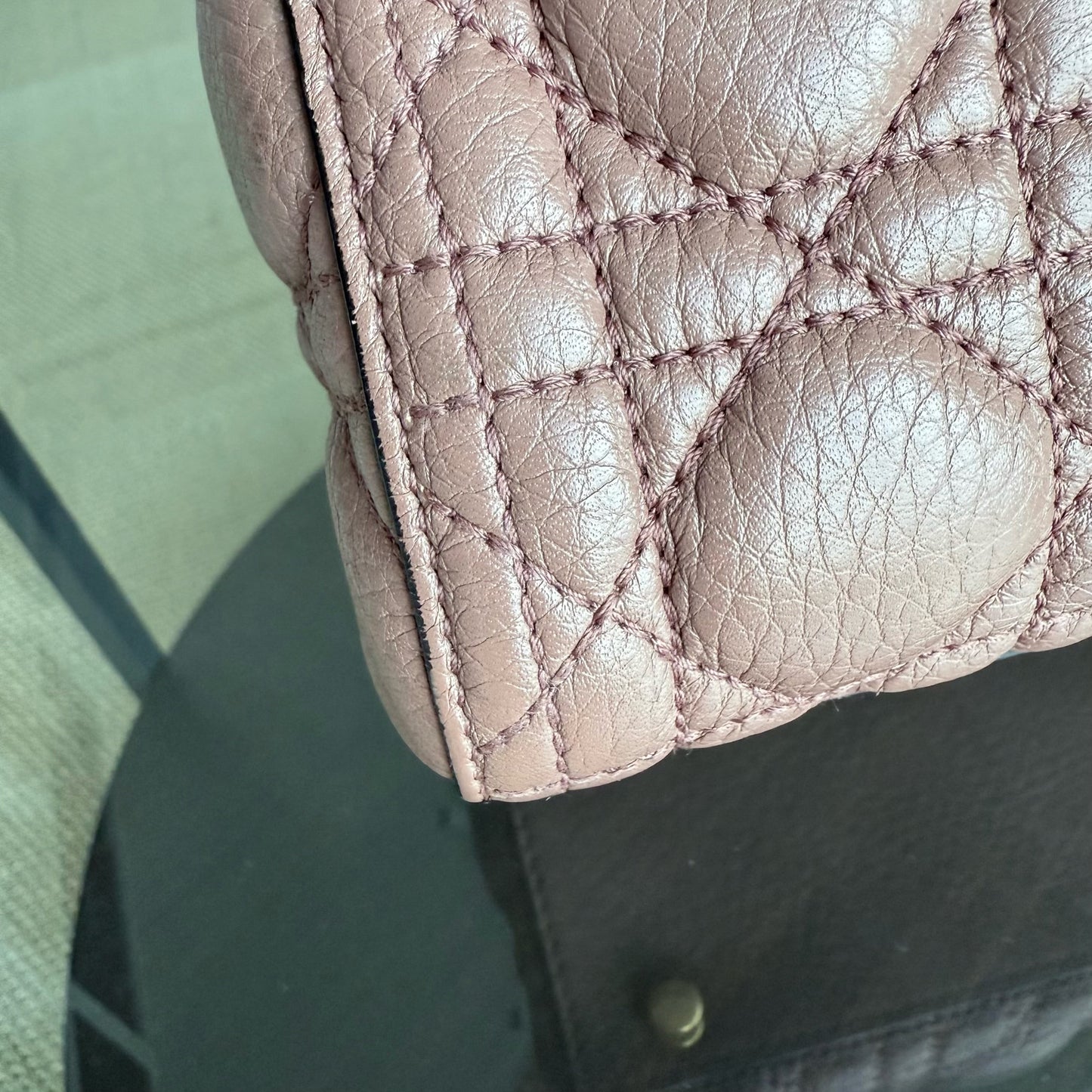 Lady Grand modèle - Cuir de veau grainé Cannage, finitions dorées blush, sans bandoulière — Kovancy