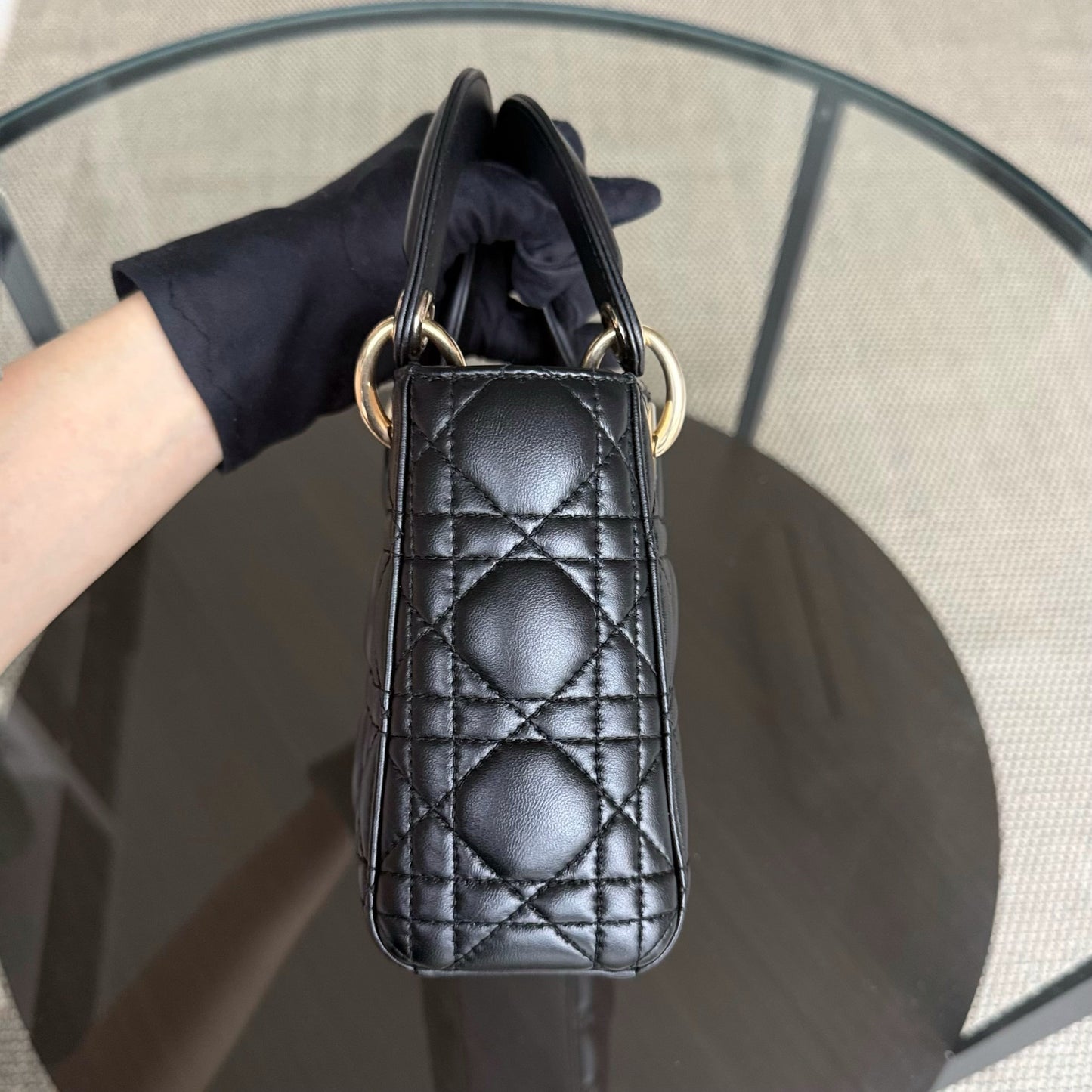 Lady Mini - Bracelet chaîne en cuir d'agneau Cannage noir et or — Kovancy