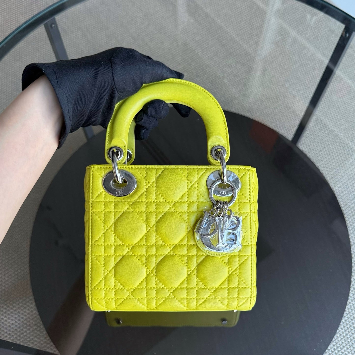 Lady Mini - Sangle réglable en cuir d'agneau Cannage jaune et métal argenté — Kovancy
