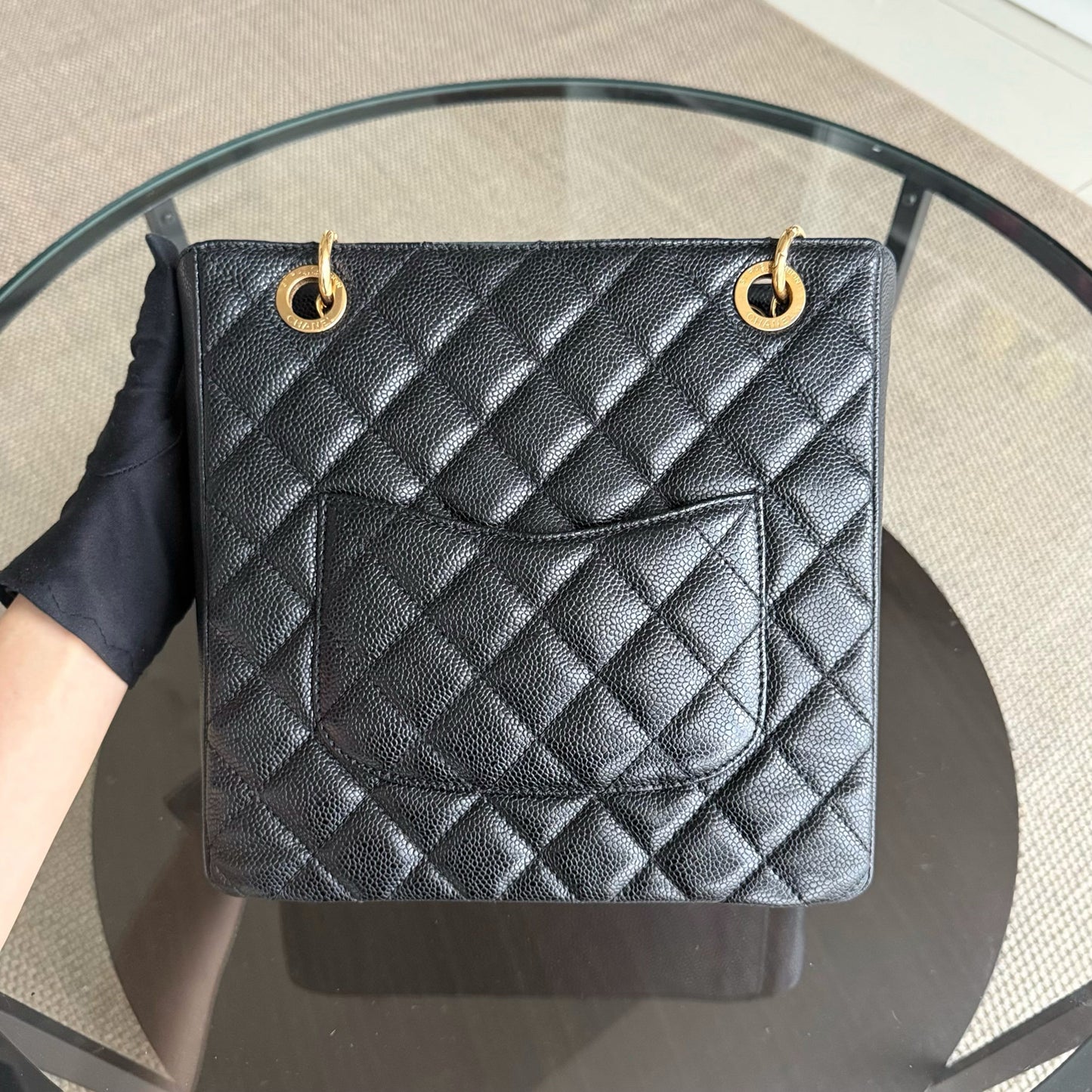 Sac cabas Chanel PST Petite - Cuir de veau grainé matelassé caviar, finitions noires et dorées