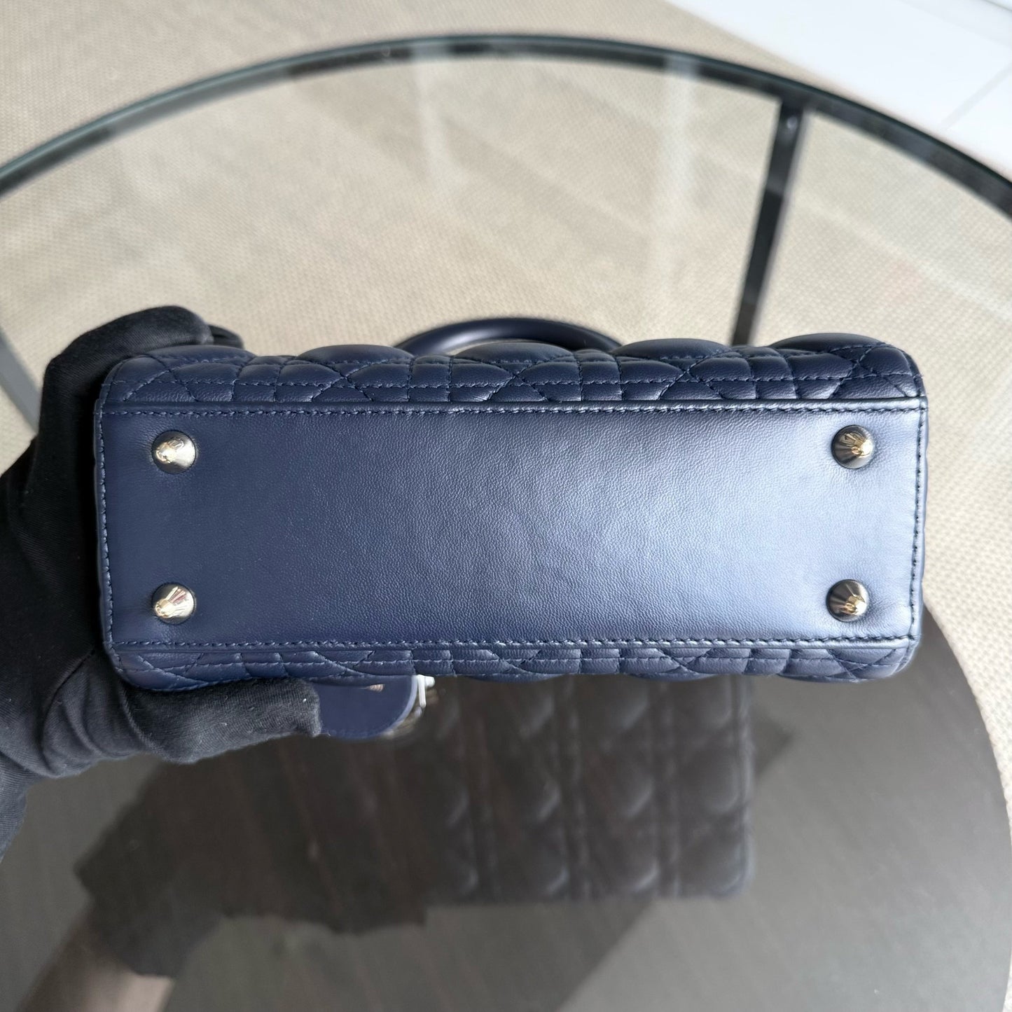Lady Petit rabat - Cuir d'agneau Cannage bleu marine foncé, accessoires dorés avec breloques — Kovancy