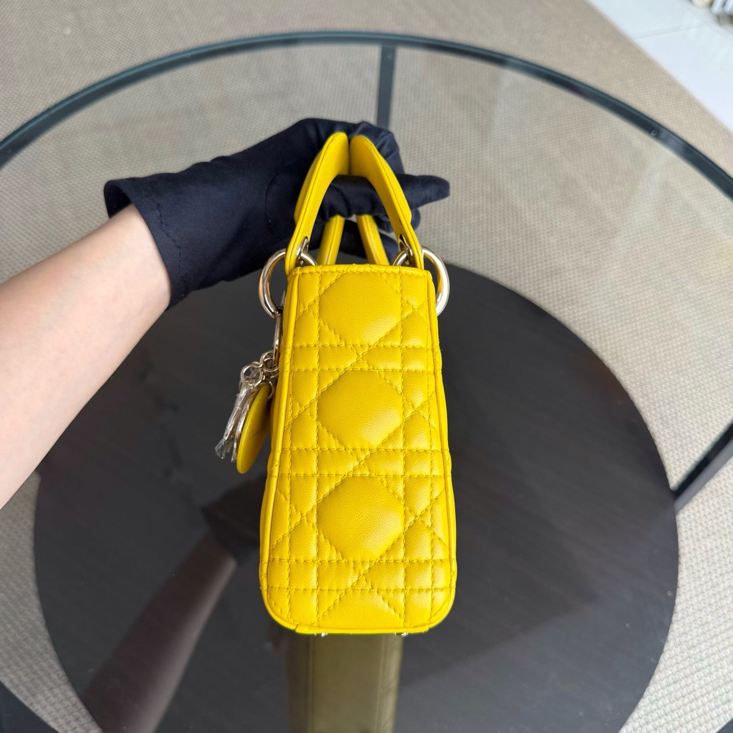 Lady Mini - Cuir d'agneau Cannage, détails en or jaune, bandoulière ajustable — Kovancy