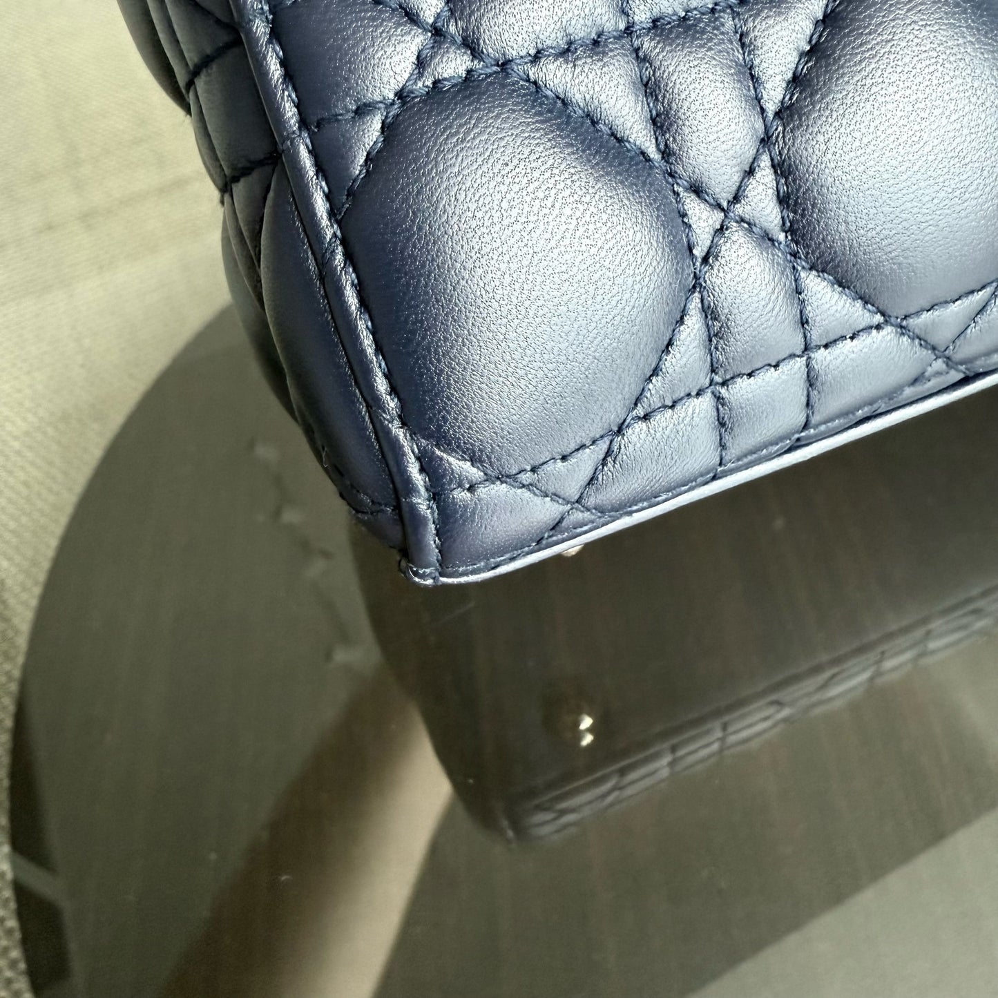Lady Petit rabat - Cuir d'agneau Cannage bleu marine foncé, accessoires dorés avec breloques — Kovancy
