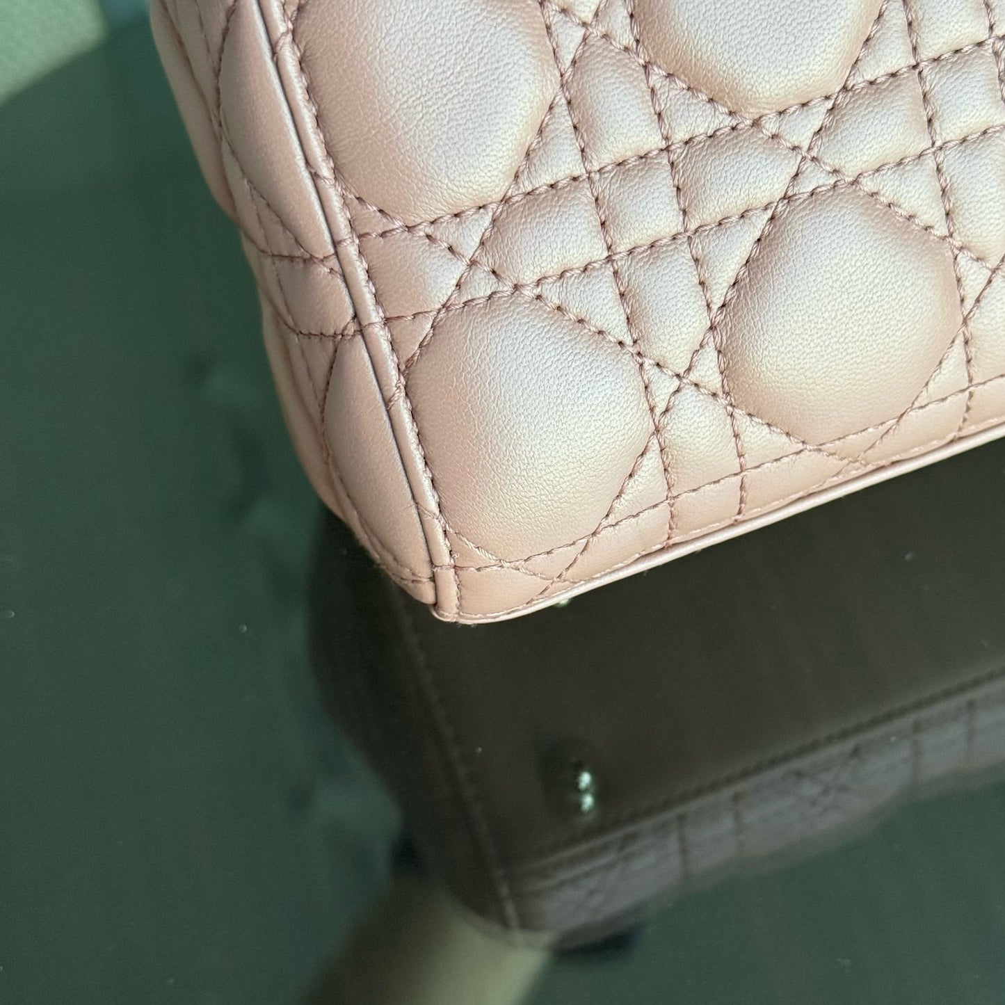 Lady Petit rabat - Cuir d'agneau Cannage, rose blush, quincaillerie dorée — Kovancy