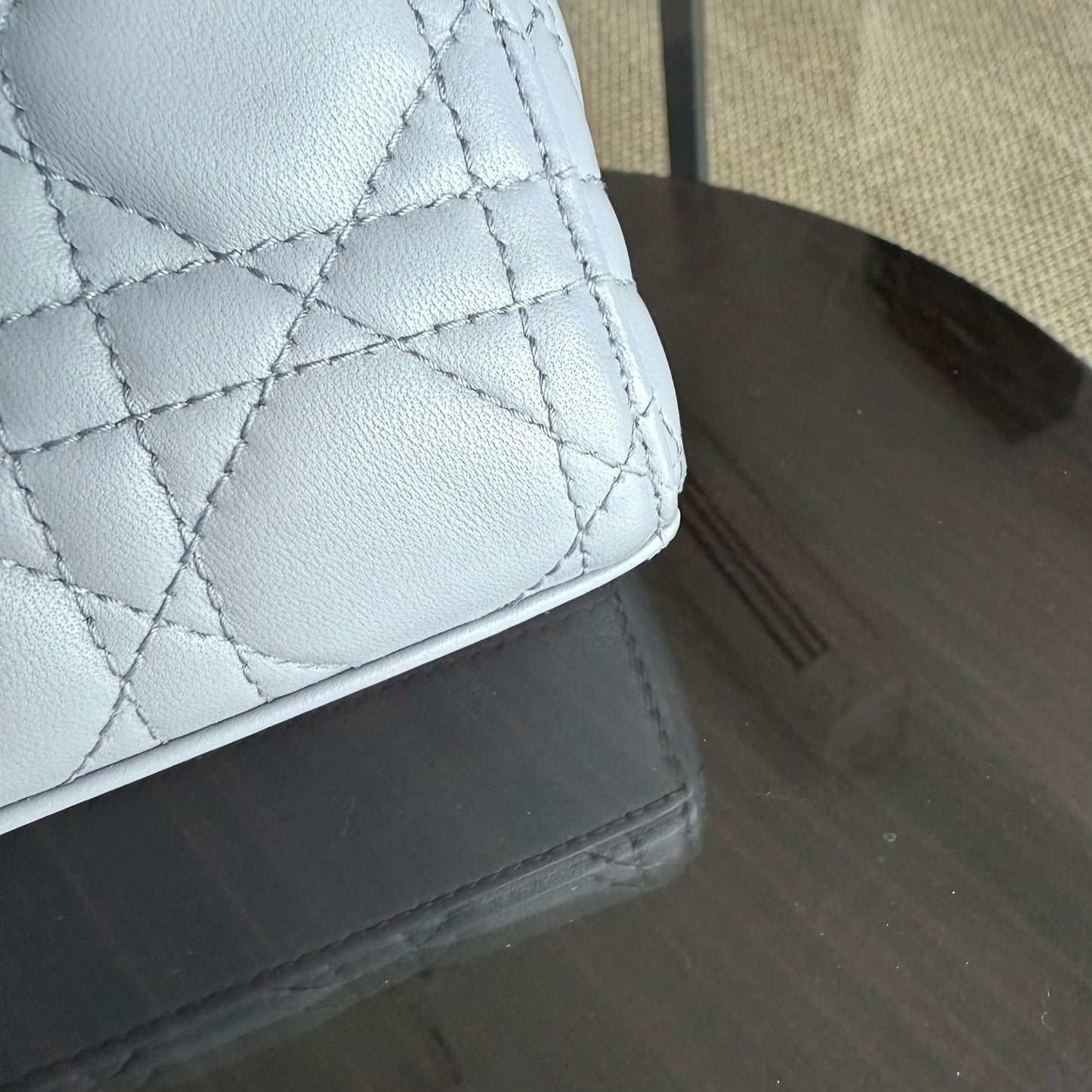 Lady D-Joy Small - Cuir d'agneau Cannage gris, quincaillerie dorée — Kovancy