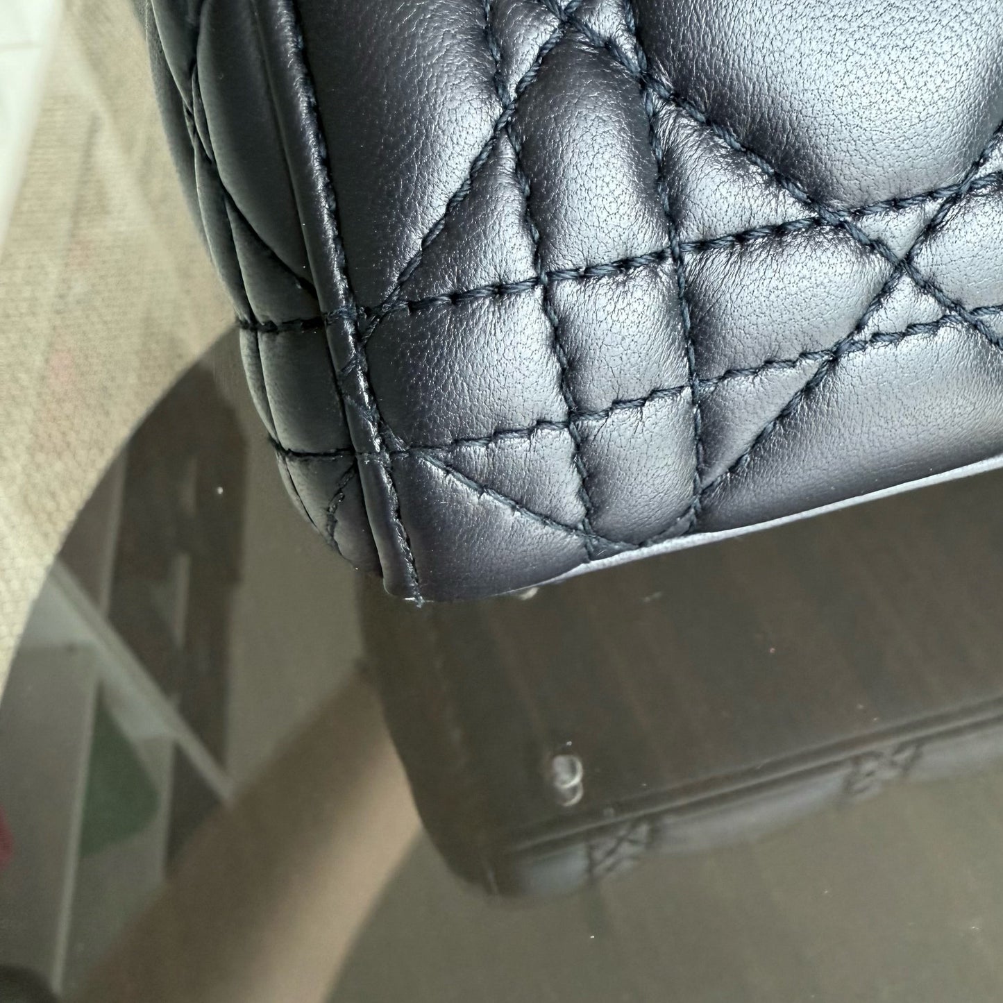 Lady Mini - Bracelet chaîne en cuir d'agneau Cannage bleu nuit avec détails argentés — Kovancy