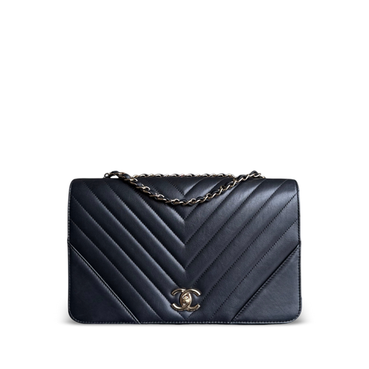 Sac Chanel Flap Medium - Cuir de veau 27 cm, motif chevron noir et finitions dorées Series 27