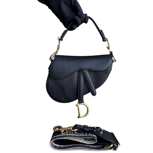 Sac Dior Saddle Small 21 cm en cuir caviar noir avec bandoulière et finitions dorées.