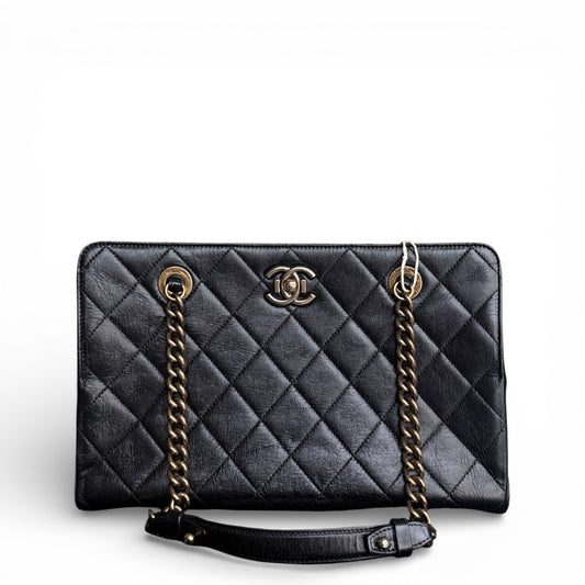 Sac cabas Chanel - Cuir de veau matelassé noir et finitions dorées