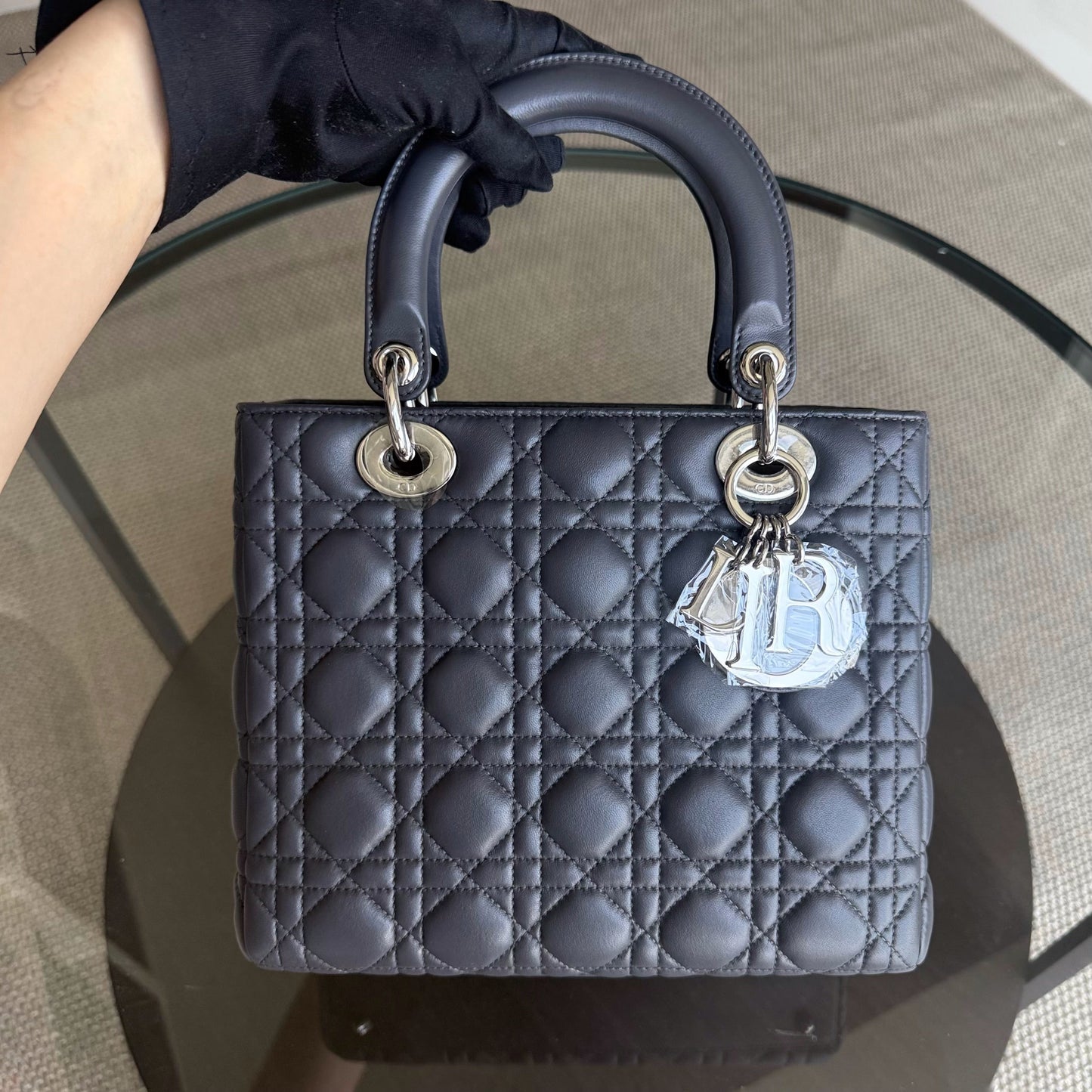 Lady Moyen - Cuir d'agneau Cannage gris foncé, finitions argentées — Kovancy