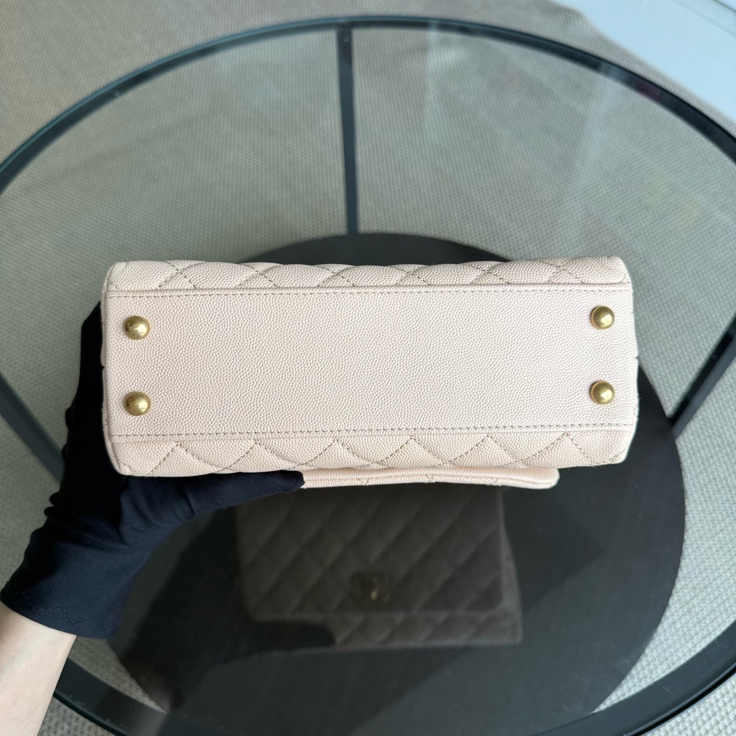 Sac Chanel Coco Handle petit modèle - Beige matelassé caviar, finitions dorées Series 24