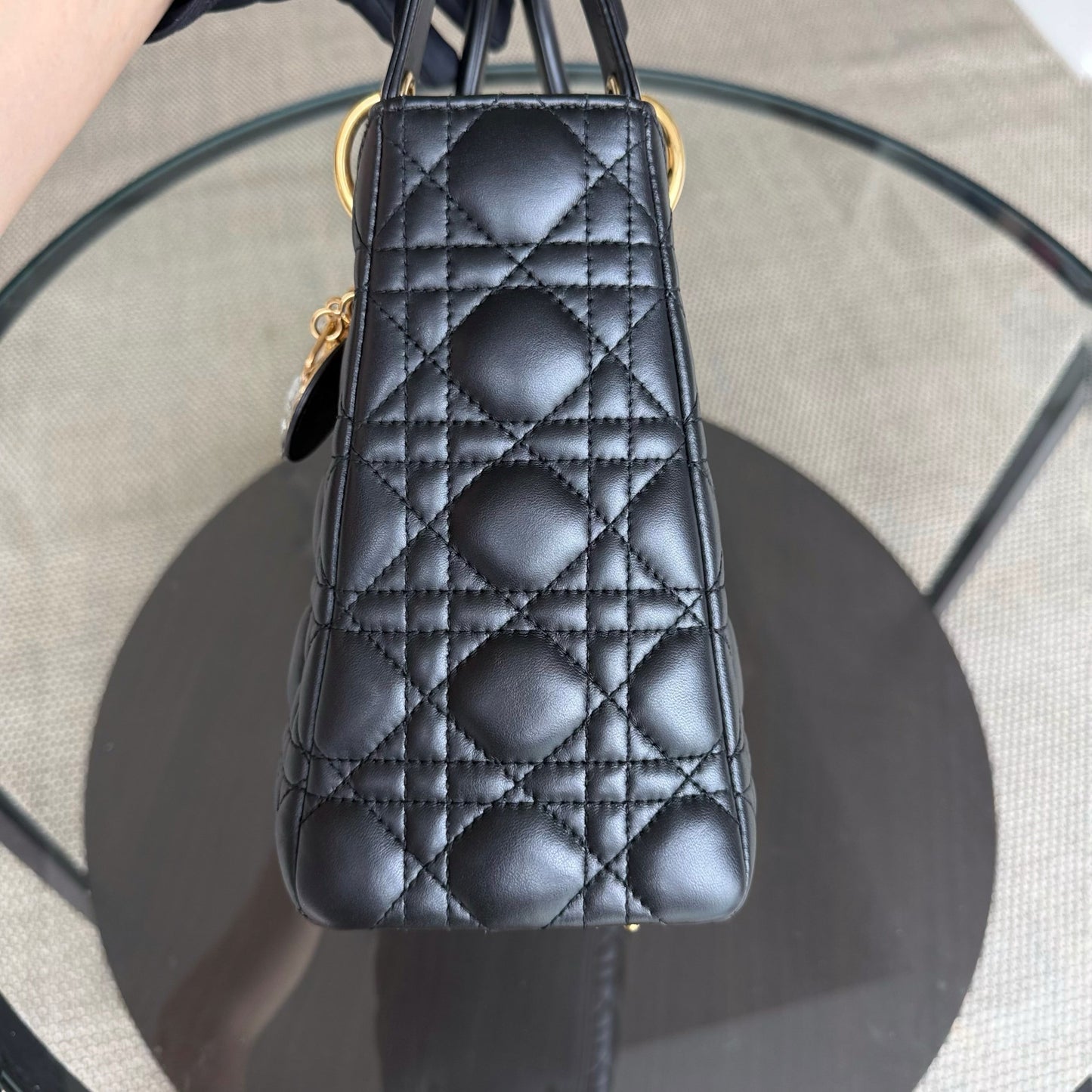 Lady Moyen - Cuir d'agneau Canange noir et accessoires dorés — Kovancy