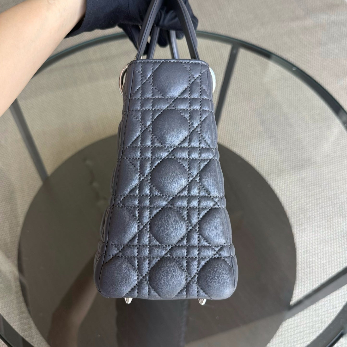 Lady Moyen - Cuir d'agneau Cannage gris foncé, finitions argentées — Kovancy
