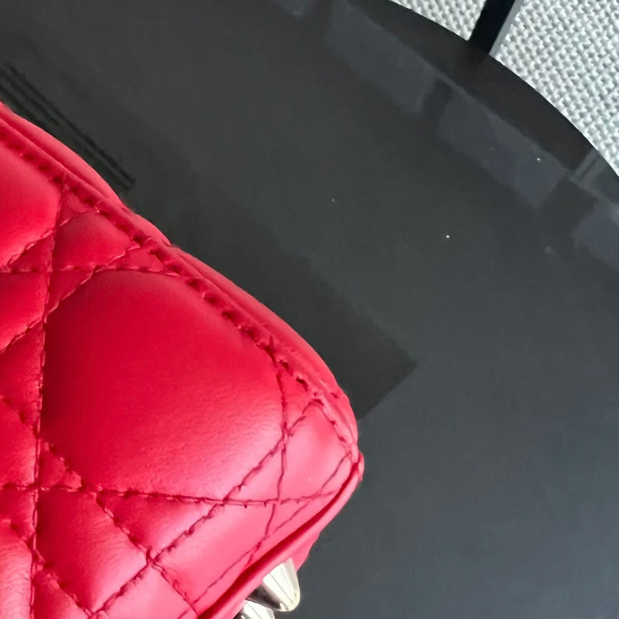 Lady Petit rabat - Agneau Cannage, finitions or rouge — Kovancy