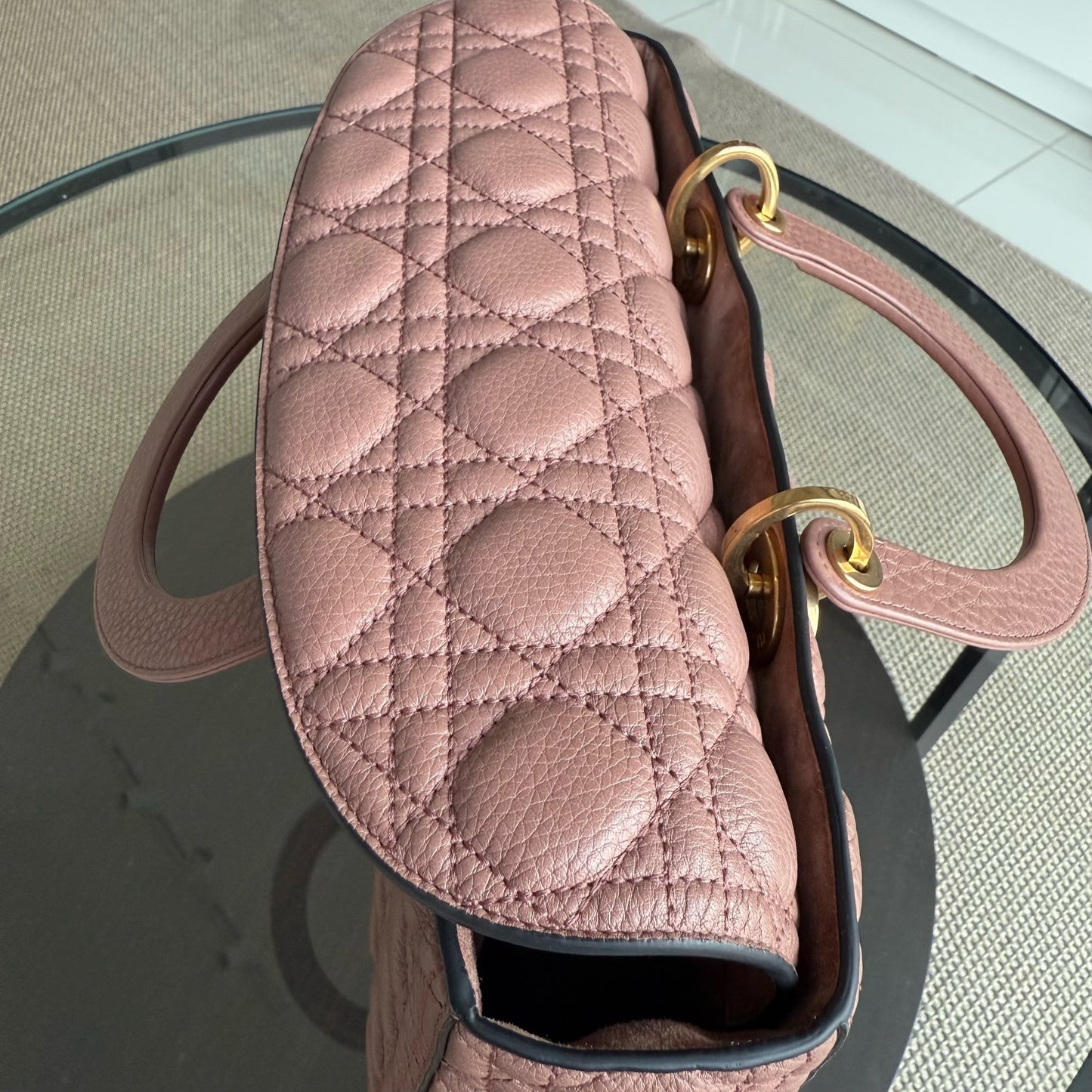 Lady Grand modèle - Cuir de veau grainé Cannage, finitions dorées blush, sans bandoulière — Kovancy