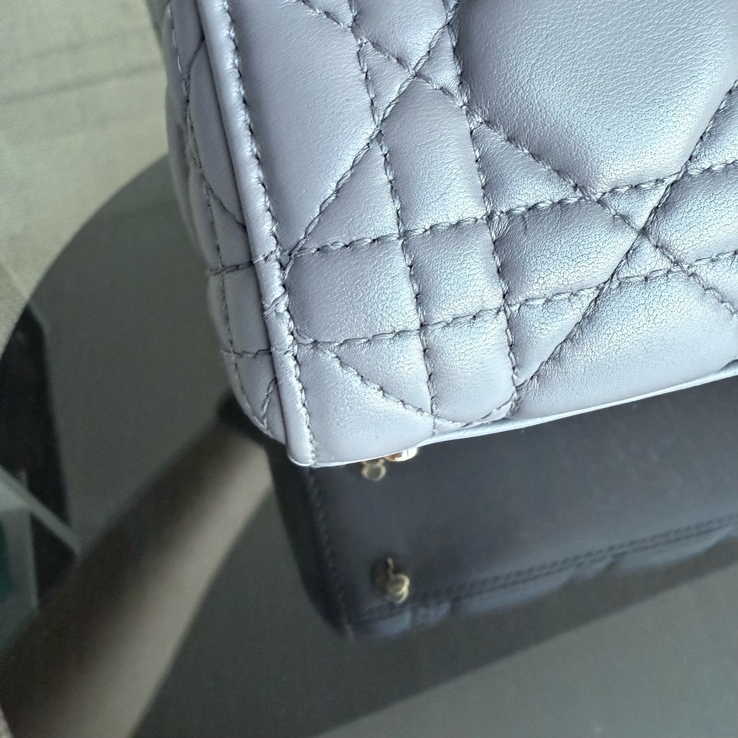 Lady Mini - Sangle réglable en cuir d'agneau Cannage gris et matériel doré — Kovancy