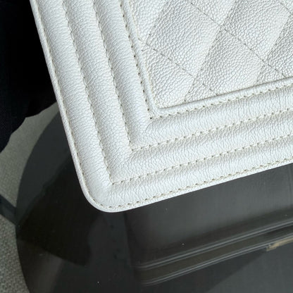 Chanel Boy Medium - Caviar 25CM Blanc Crème Quincaillerie Or Vieilli Series 26