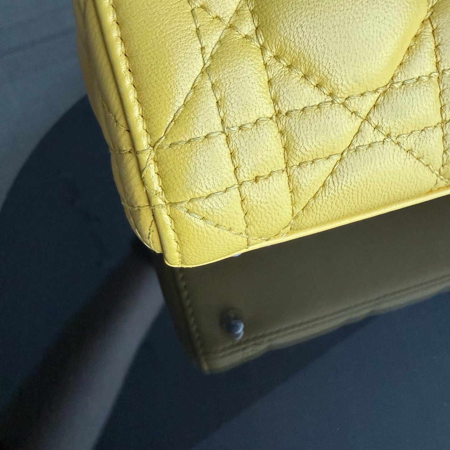 Lady Mini Flap - Cuir d'agneau Cannage jaune, sangle chaîne, quincaillerie argentée, quincaillerie argentée — Kovancy