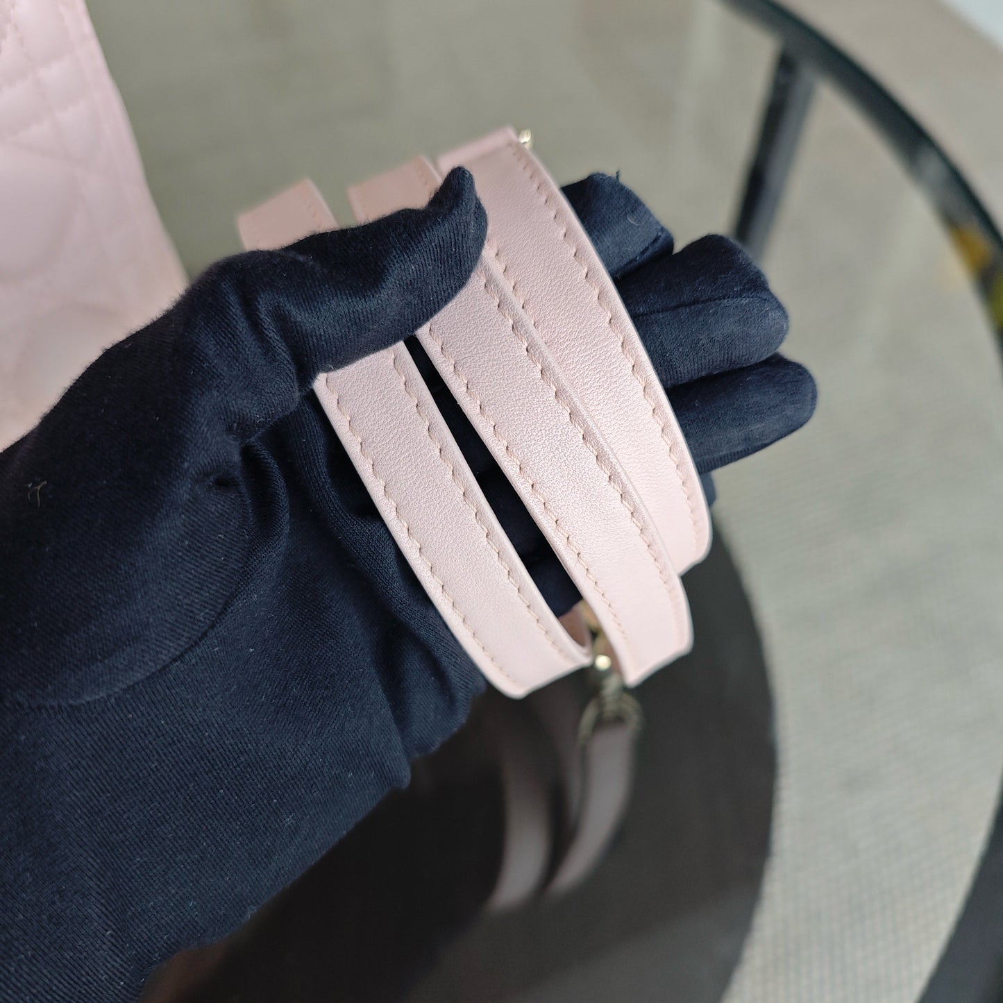 Lady Grand modèle - Cuir d'agneau Cannage rose clair avec finitions dorées — Kovancy