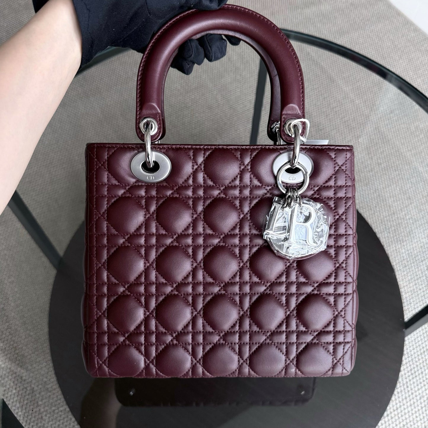 Lady Moyen - Cuir d'agneau Cannage bordeaux avec finitions argentées — Kovancy