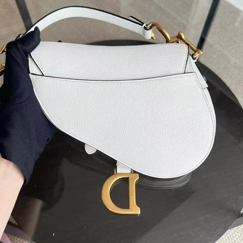 Saddle Small 21 cm en cuir caviar blanc avec bandoulière et finitions dorées. — Kovancy