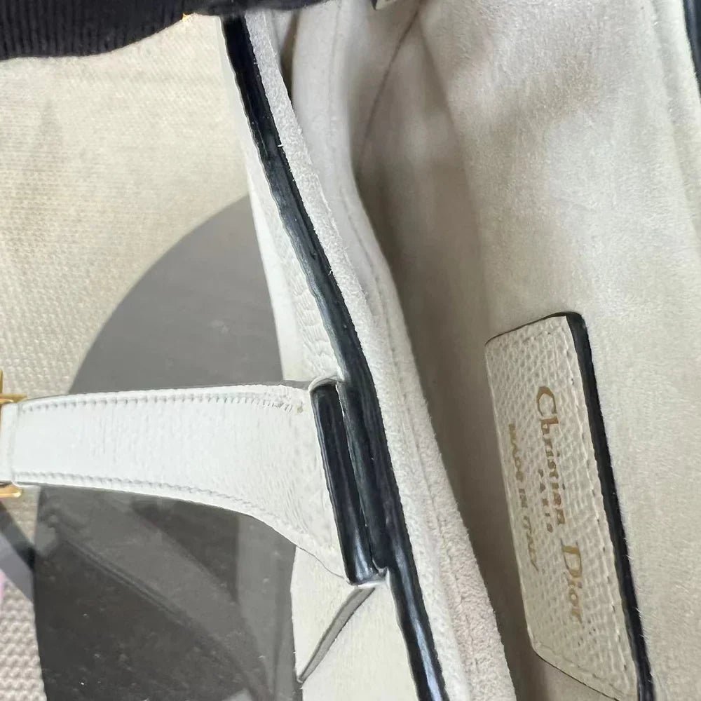 Saddle Small 21 cm en cuir caviar blanc avec bandoulière et finitions dorées. — Kovancy