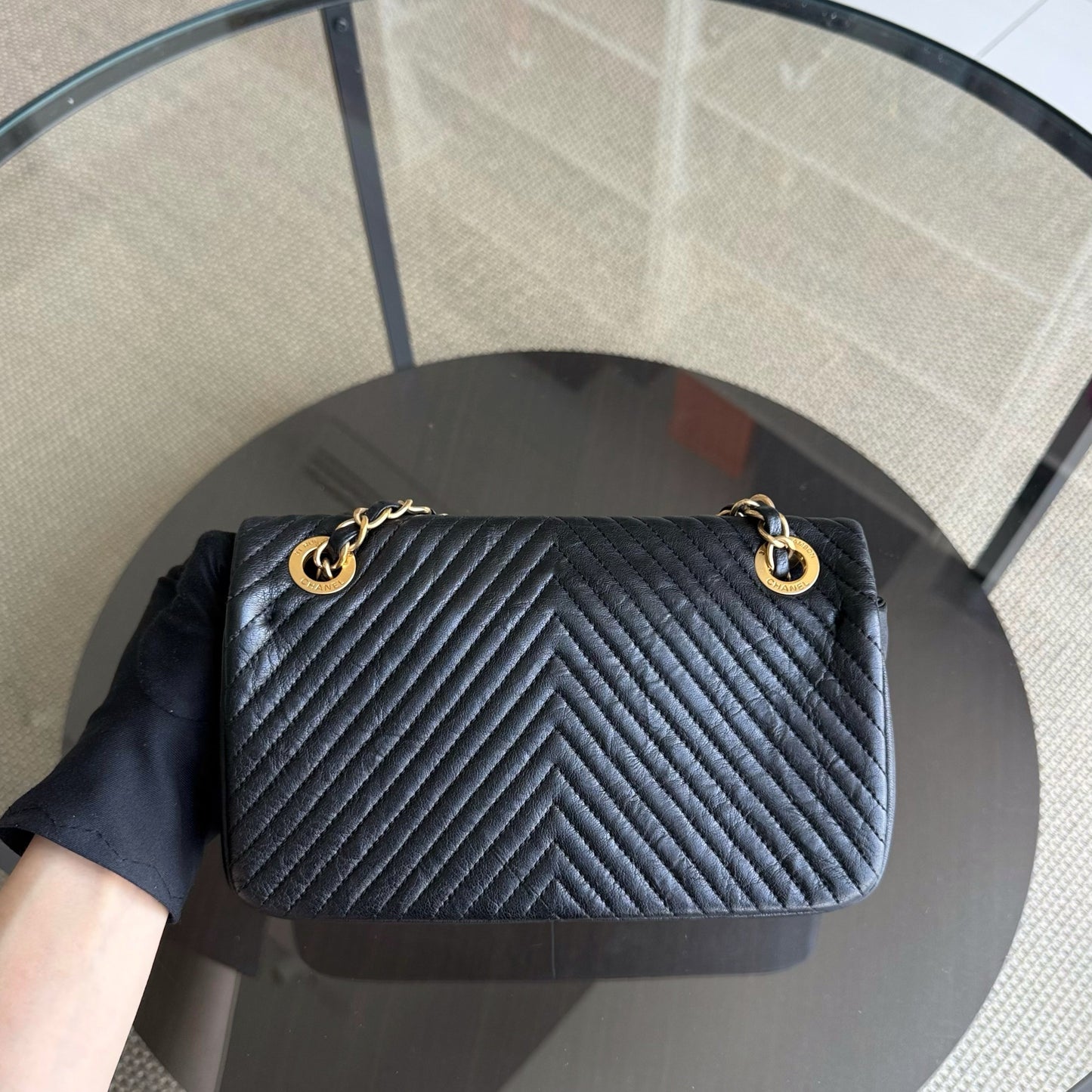 Sac à rabat saisonnier Chanel Small - 23 cm Surpiqué CC Médaillon à chevrons Rabat Chevron Cuir de chèvre Noir Quincaillerie dorée Series 20