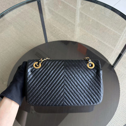 Sac à rabat saisonnier Chanel Small - 23 cm Surpiqué CC Médaillon à chevrons Rabat Chevron Cuir de chèvre Noir Quincaillerie dorée Series 20