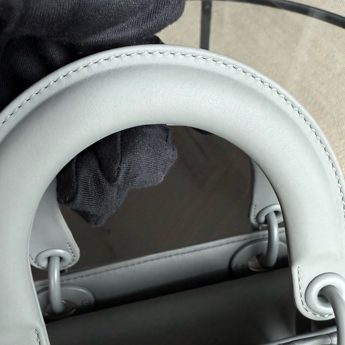 Lady Petit modèle ABC - Cuir de veau gris Cannage entièrement gris, finitions noires — Kovancy