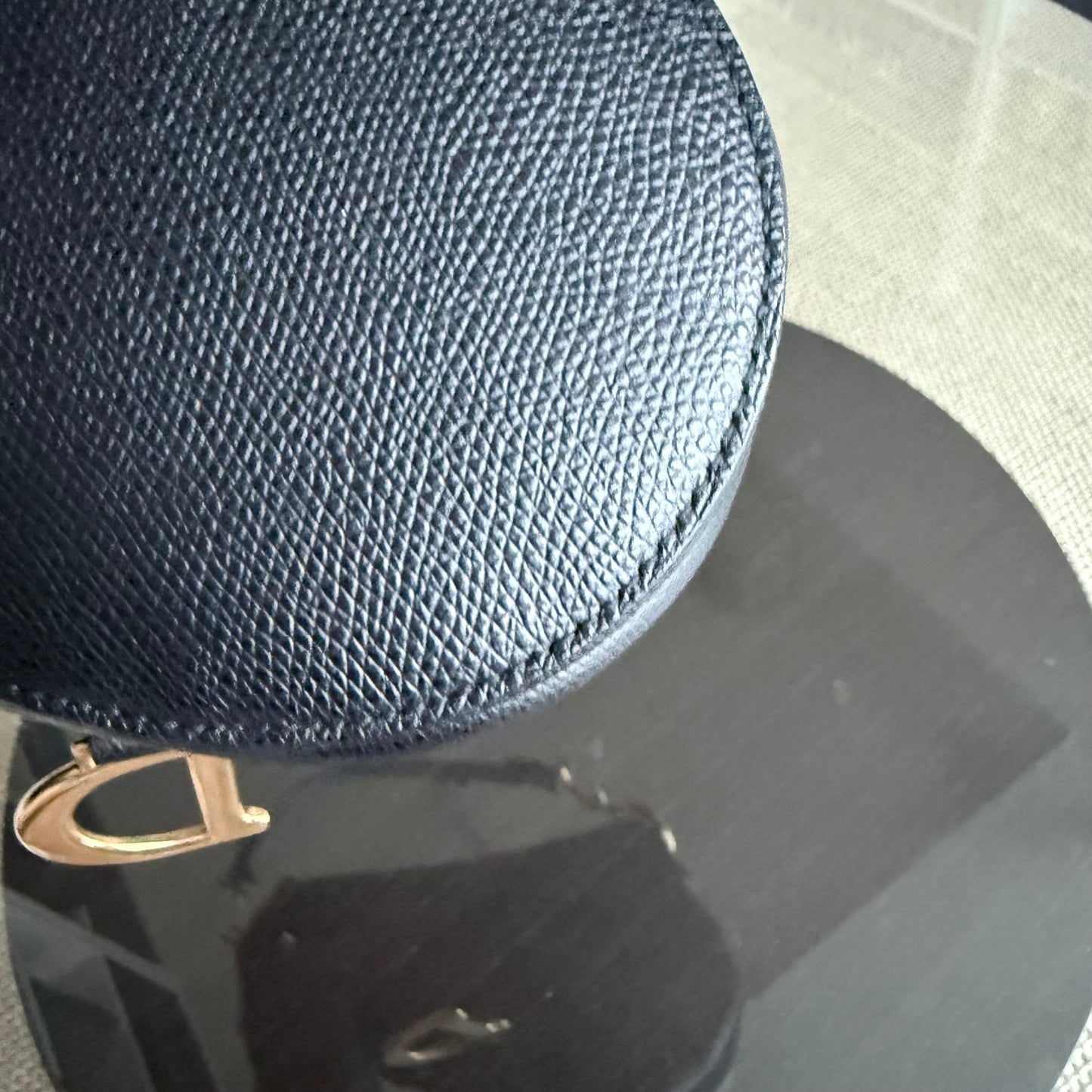 Sac Dior Saddle Small 21 cm en cuir caviar noir avec bandoulière et finitions dorées.