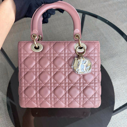 Dior Lady Taille moyenne - Cuir d'agneau Cannage, finitions dorées, sans bandoulière