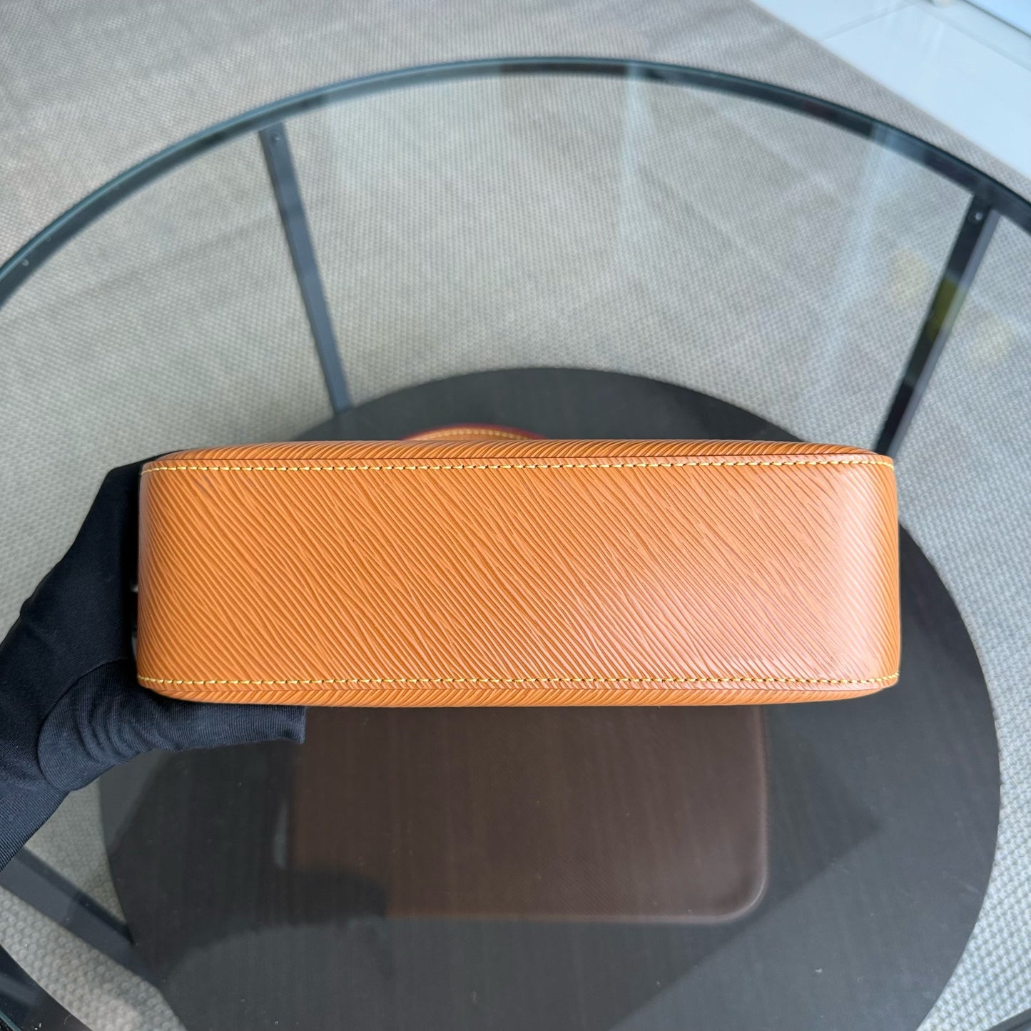 LVT Pochette monogramme en cuir épi Marelle Gold Miel Epi