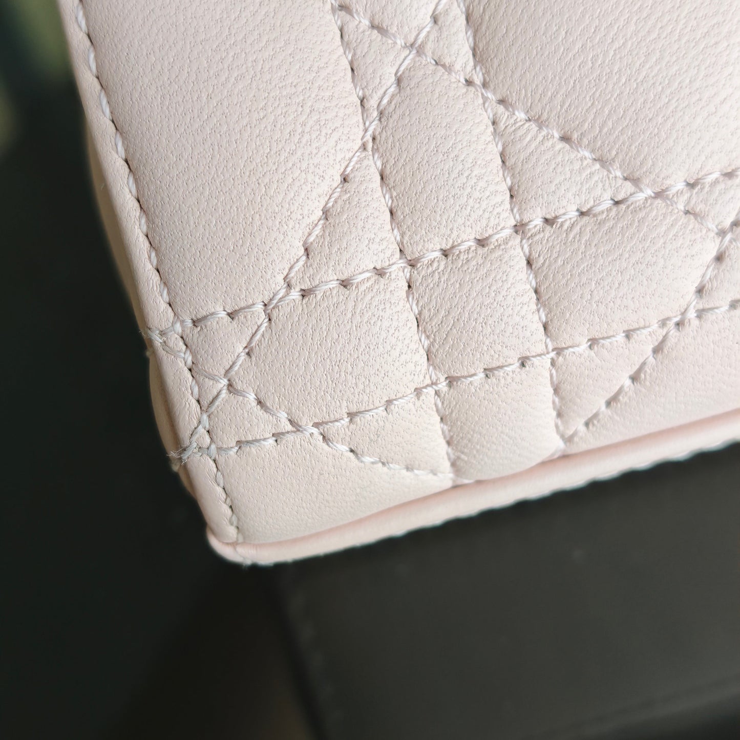 D-Joy Medium - Cuir d'agneau Cannage Rose clair Ferrures dorées — Kovancy