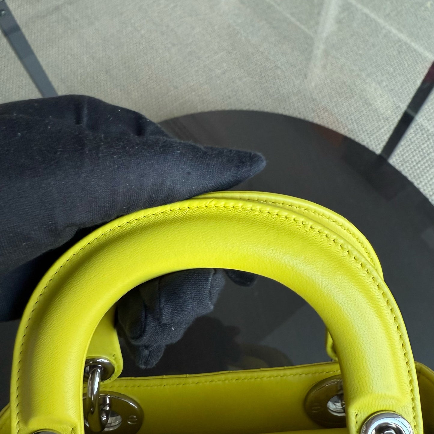 Lady Mini - Sangle réglable en cuir d'agneau Cannage jaune et métal argenté — Kovancy