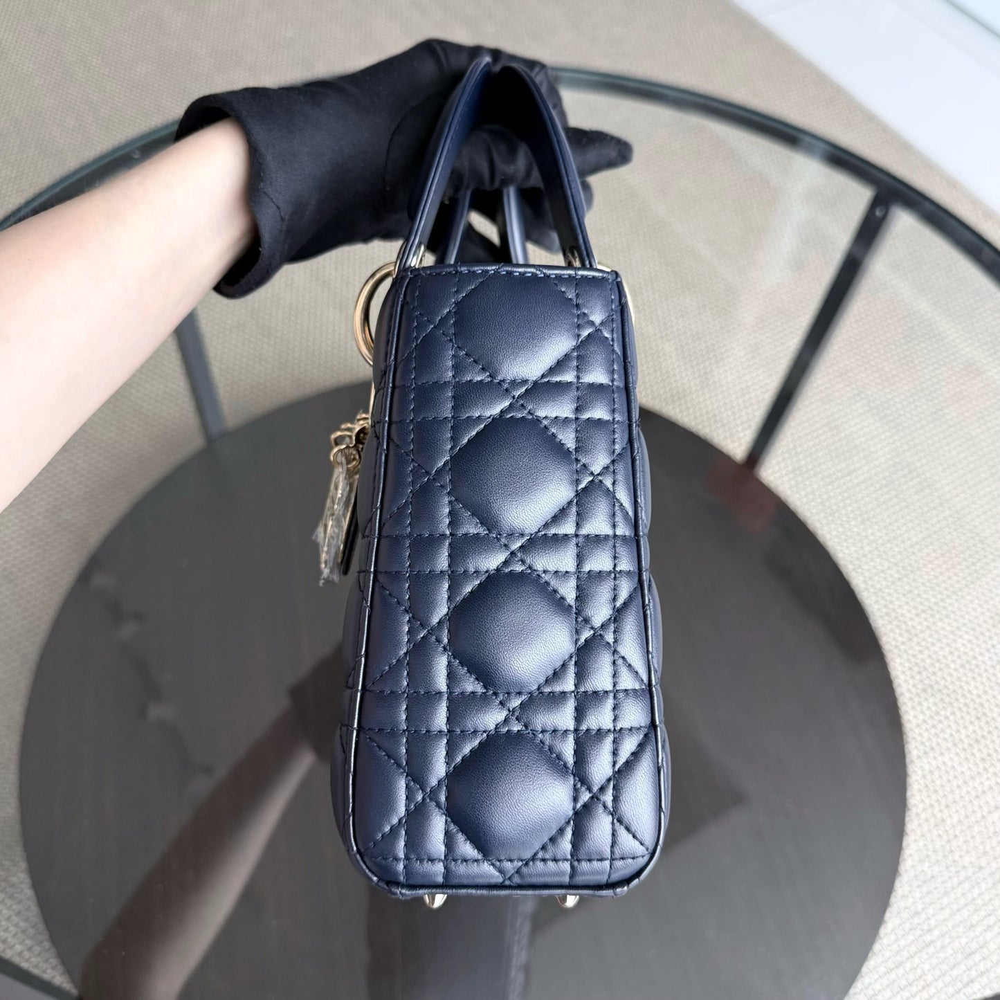 Lady Petit rabat - Cuir d'agneau Cannage bleu marine foncé, accessoires dorés avec breloques — Kovancy