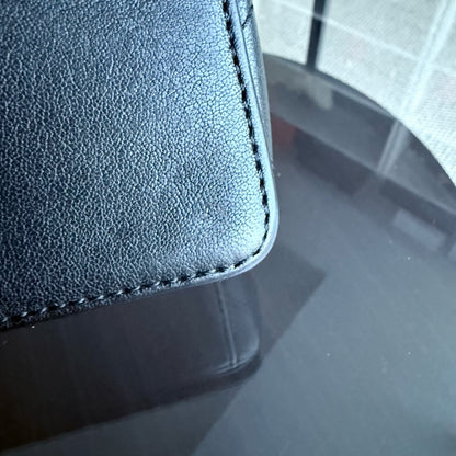 Sac à rabat saisonnier Chanel Mademoiselle CC Lock - Cuir de veau matelassé noir et métal argenté Series 23