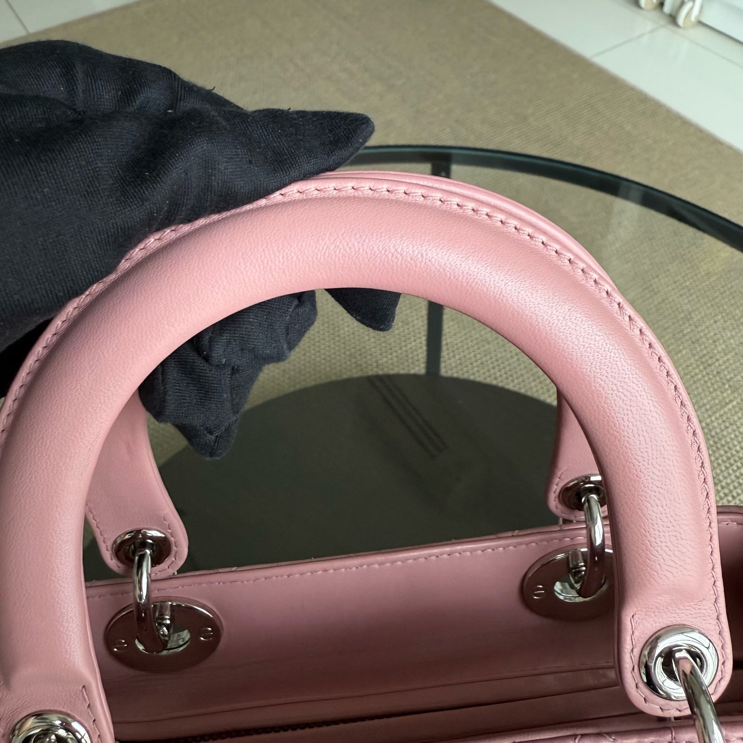 Lady Cannage moyen en cuir d'agneau rose avec accessoires argentés — Kovancy