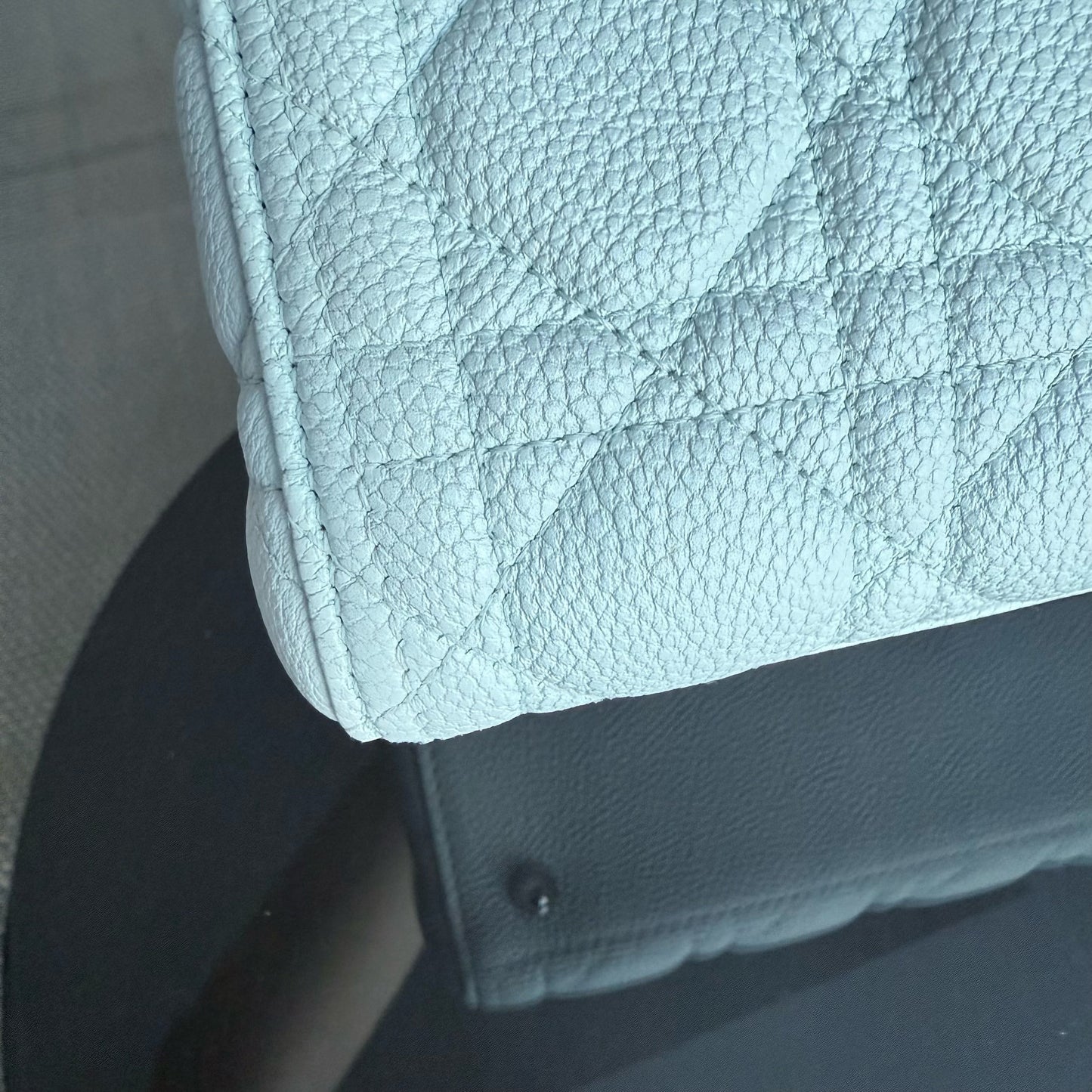 Dior Lady Caviar moyen - Cuir de veau grainé Cannage Blanc glacier Bleu glacier Quincaillerie argentée