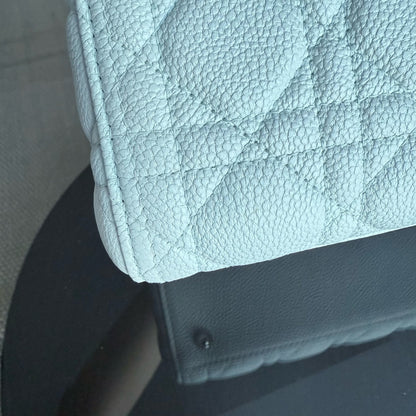 Dior Lady Caviar moyen - Cuir de veau grainé Cannage Blanc glacier Bleu glacier Quincaillerie argentée