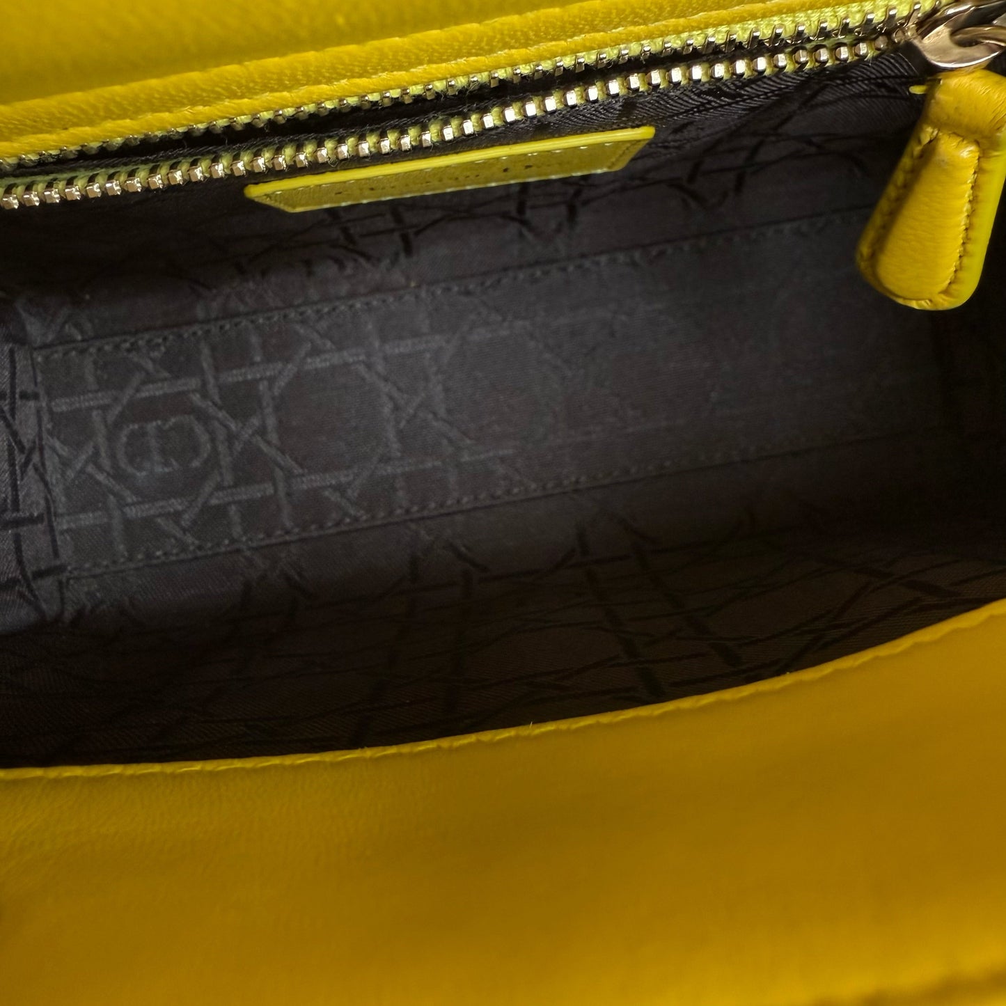 Lady Mini - Cuir d'agneau Cannage, détails en or jaune, bandoulière ajustable — Kovancy
