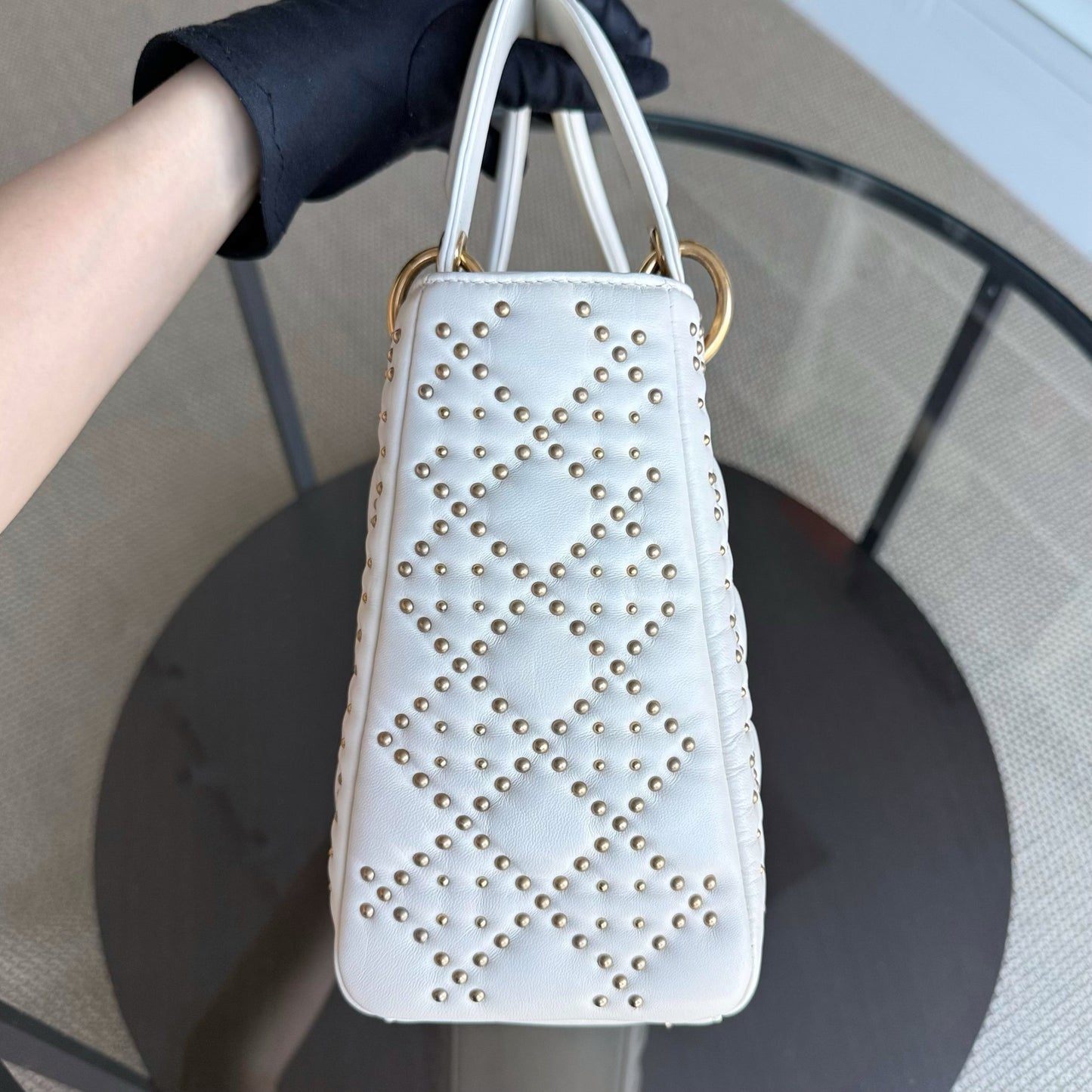 Lady Moyen - Version zippée en cuir de veau Cannage clouté avec quincaillerie en or blanc — Kovancy