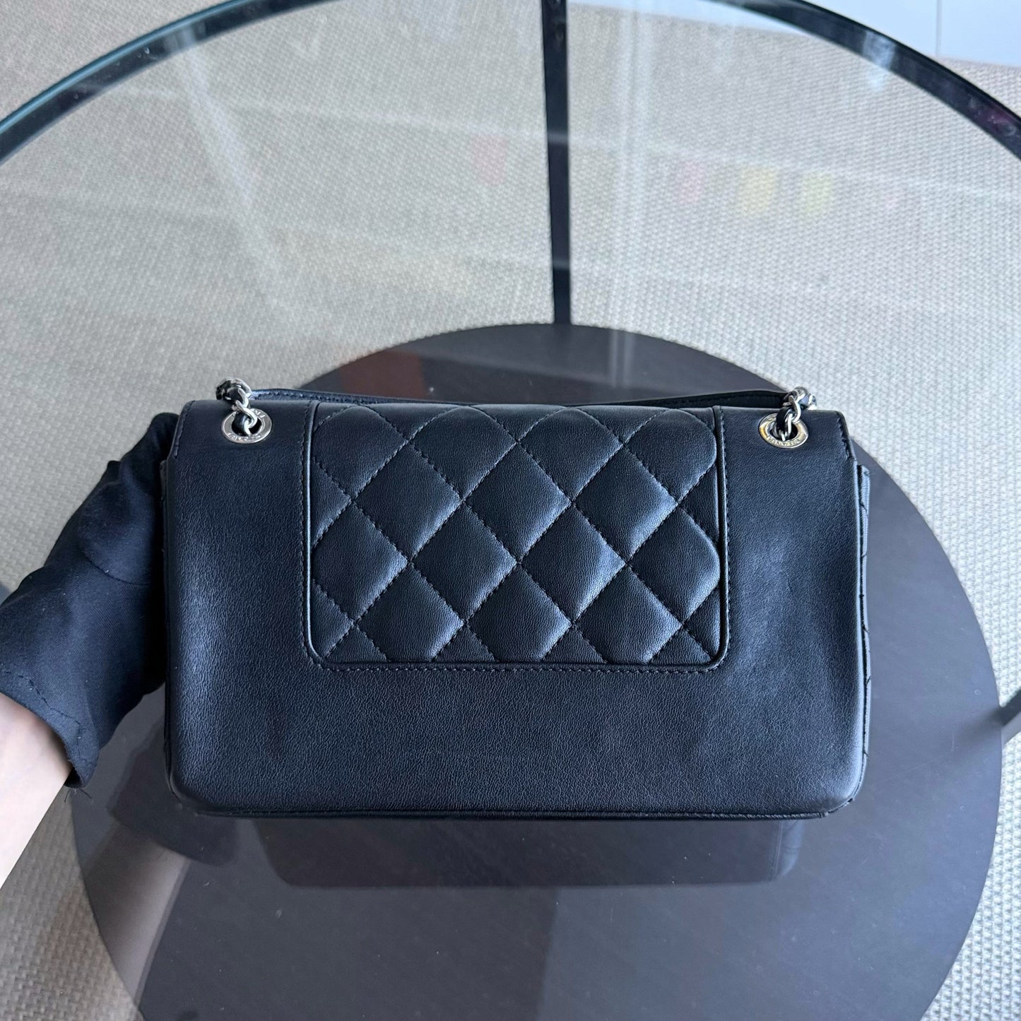 Sac à rabat saisonnier Chanel Mademoiselle CC Lock - Cuir de veau matelassé noir et métal argenté Series 23