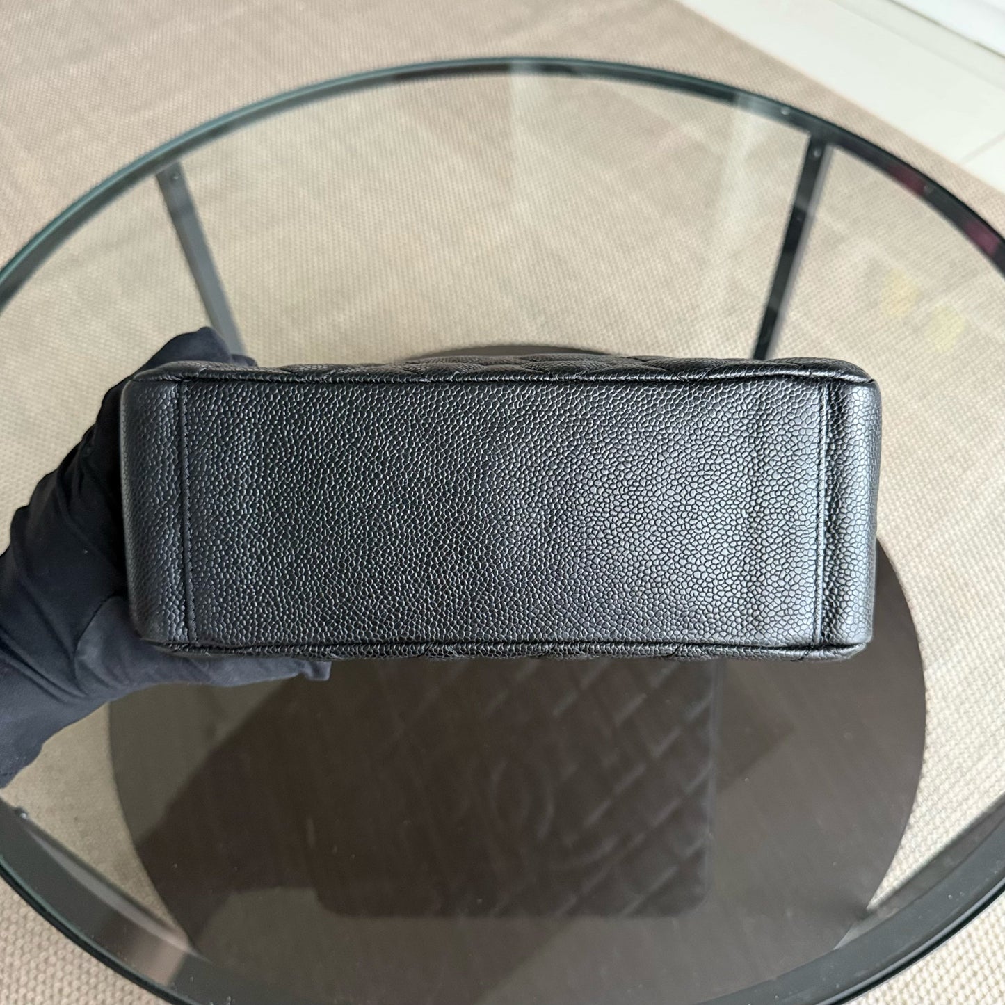 Sac cabas Chanel PST Petite - Cuir de veau grainé matelassé caviar, finitions noires et dorées