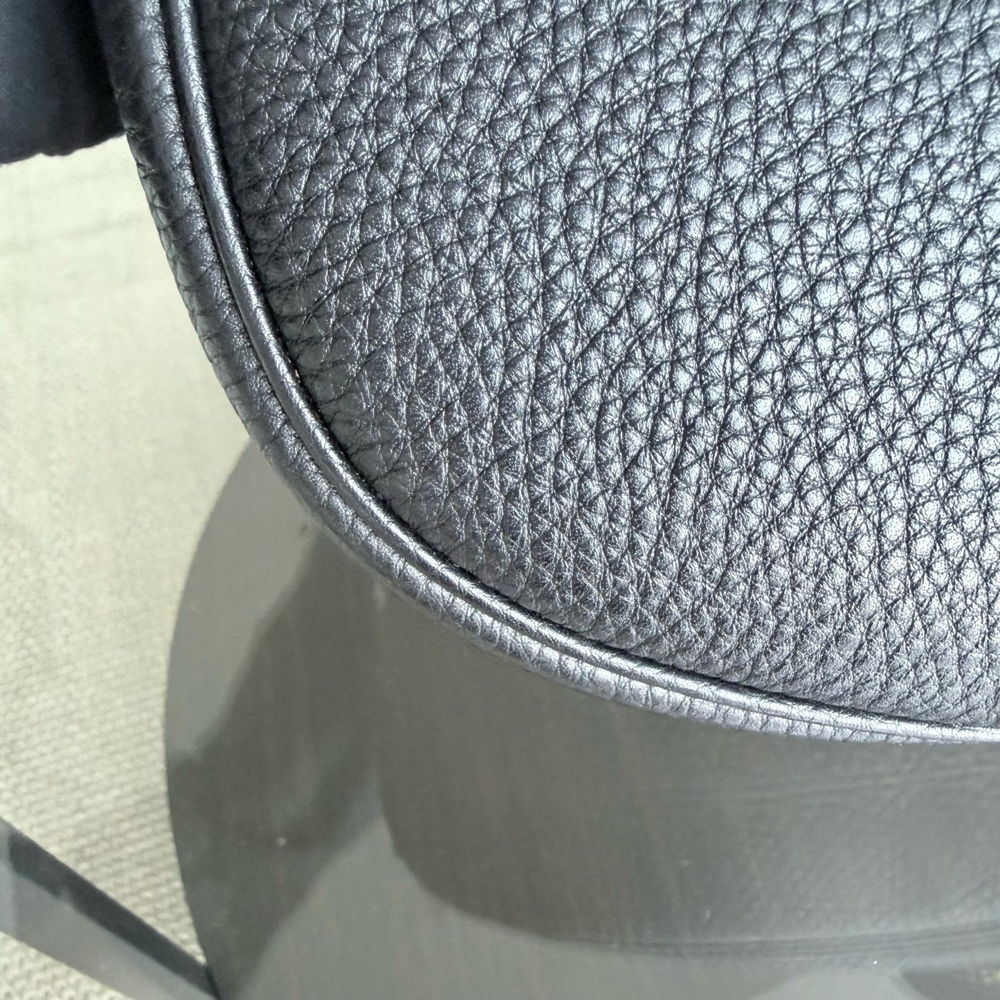 Bijou Bobby Large - Cuir caviar noir, finitions dorées, bandoulière — Kovancy