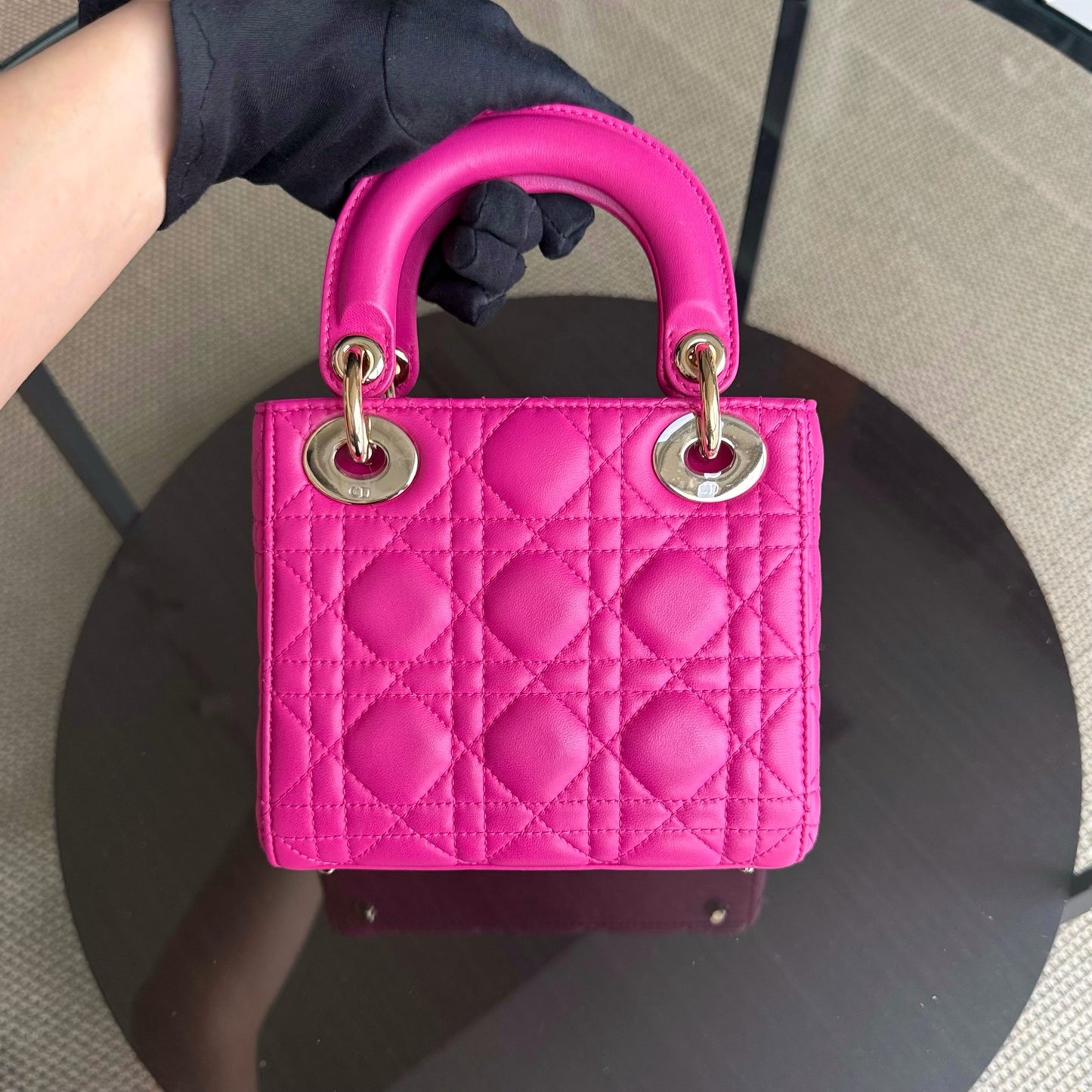 Lady Mini - Bandoulière en cuir d'agneau Cannage rose vif avec chaîne et quincaillerie dorée — Kovancy