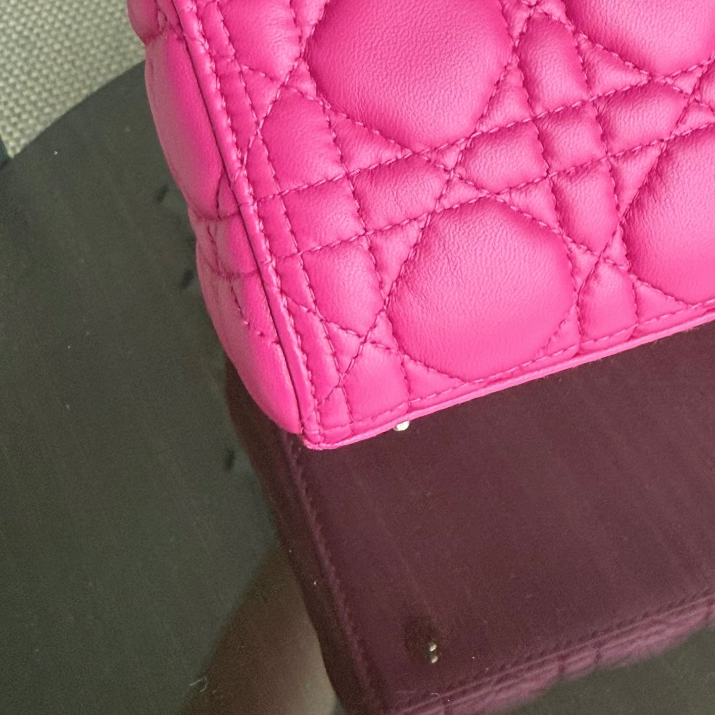 Lady Moyen - Cuir d'agneau Cannage Rose Quincaillerie dorée SANS SANGLE — Kovancy
